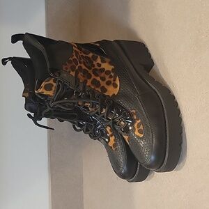 Dream Pairs women's size 7.5 Lug combat boots leopard print.